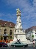 Dreifaltigkeitssäule - auf dem Platz vor der Mathias-Kirche im Burgviertel